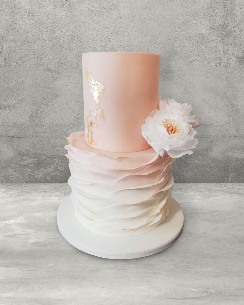 cake design torta rosa e bianca peonia in wafer paper