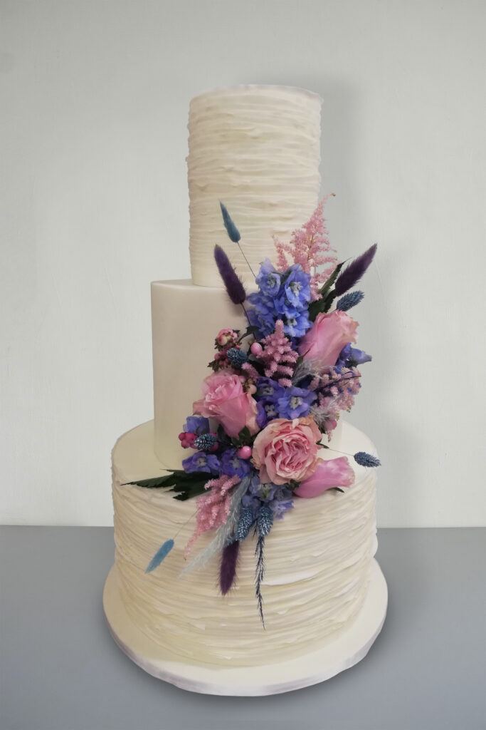 wedding cake bianca con fiori lilla e viola