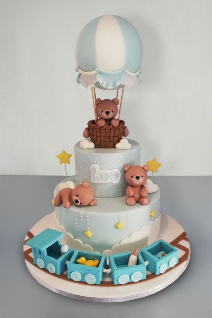 torta di battesimo mongolfiera con orsetti nuvole e trenino
